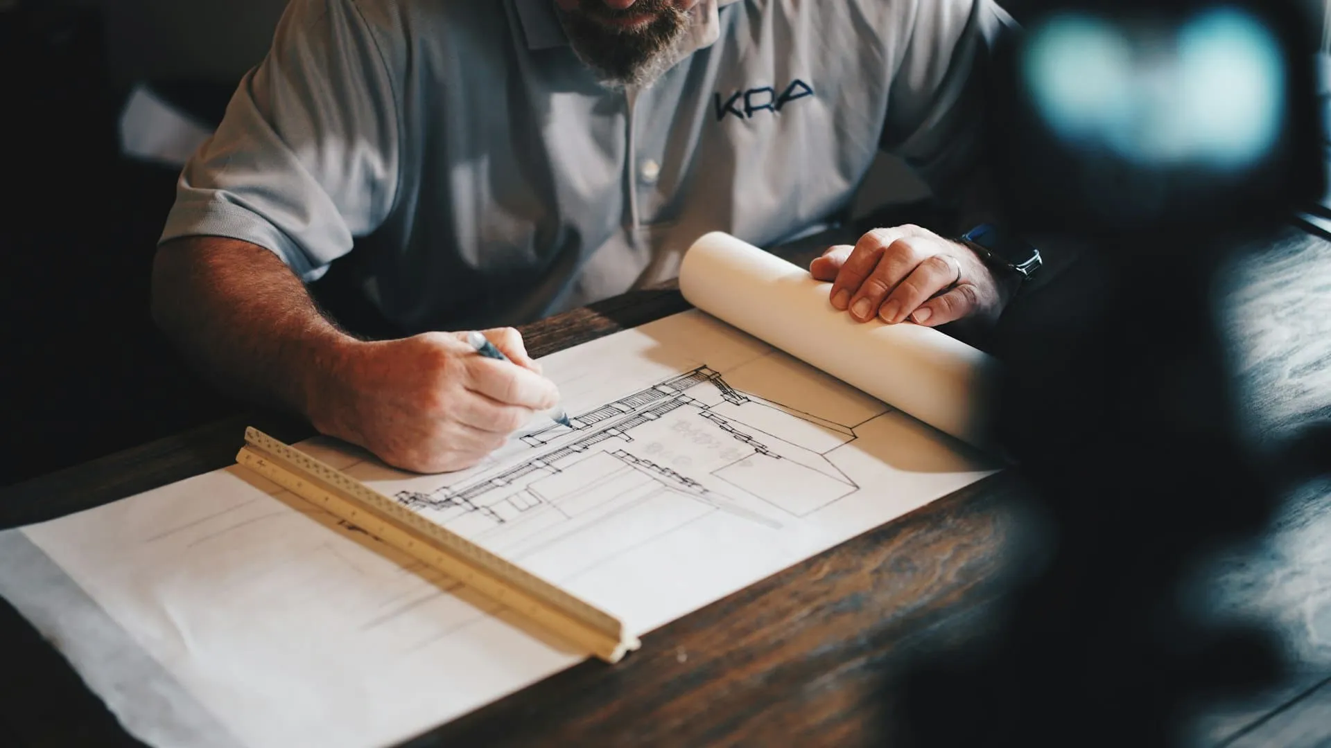 Arquitecto revisando planos sobre la mesa